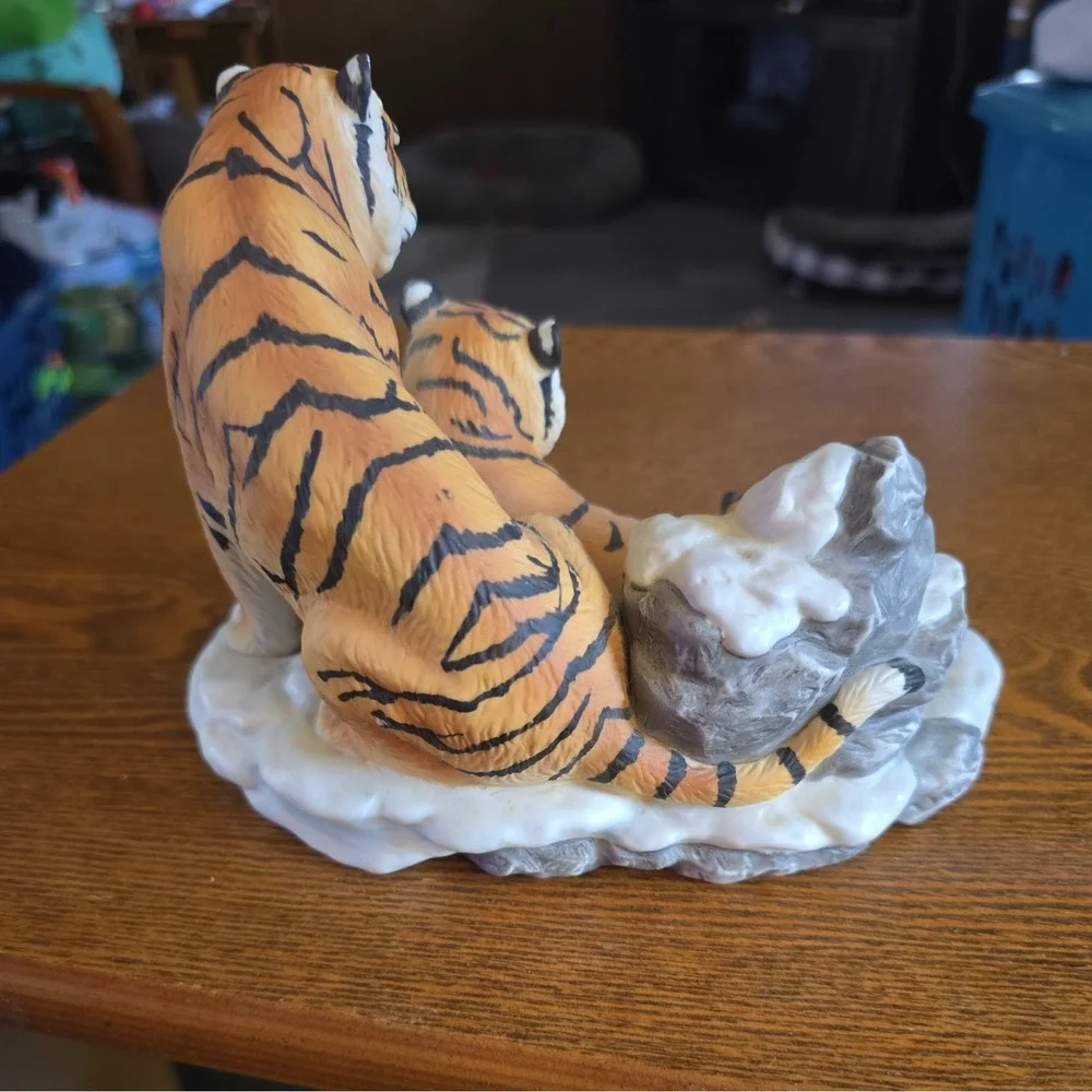 Two Ceramic Tigers Collectors Statue Table Item‎